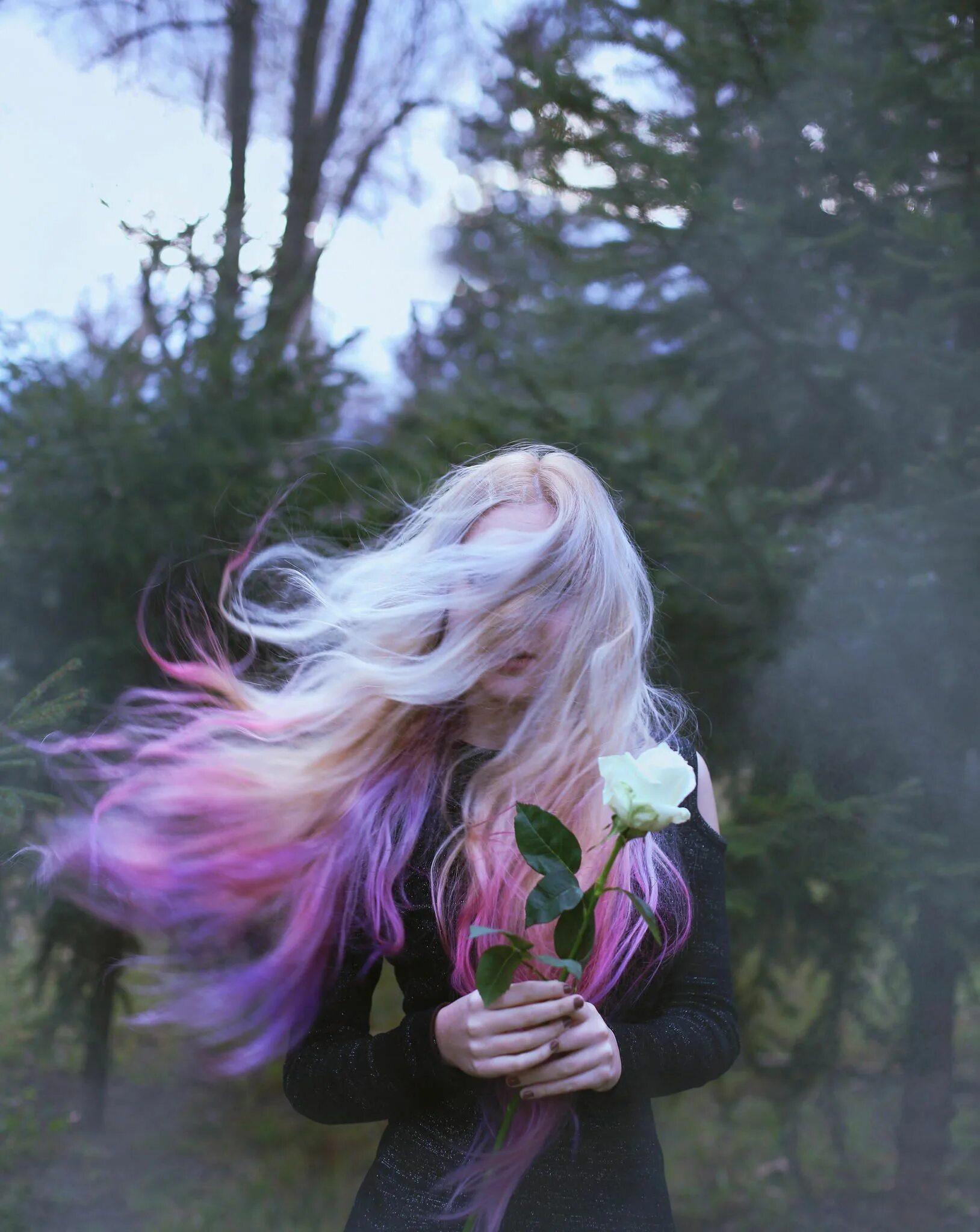 Топовые волосы. Девушка с фиолетовыми волосами. Девушка с сиреневыми волосами. Красивые девушки с цветными волосами. Блондинка с фиолетовыми волосами.