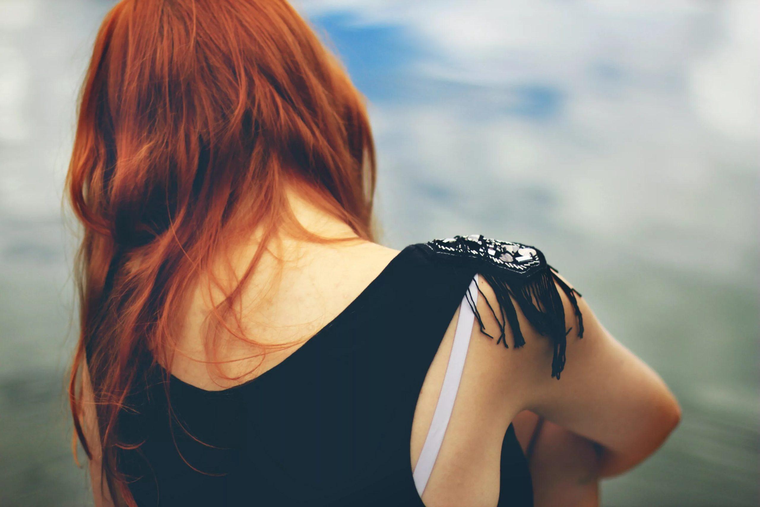 Красивое фото рыжей девушки со спины